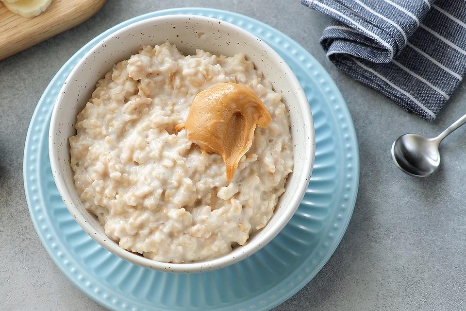 3-Minute Creamy Banana & Peanut Butter Oatmeal Recipe: Eat Like an Olympian!