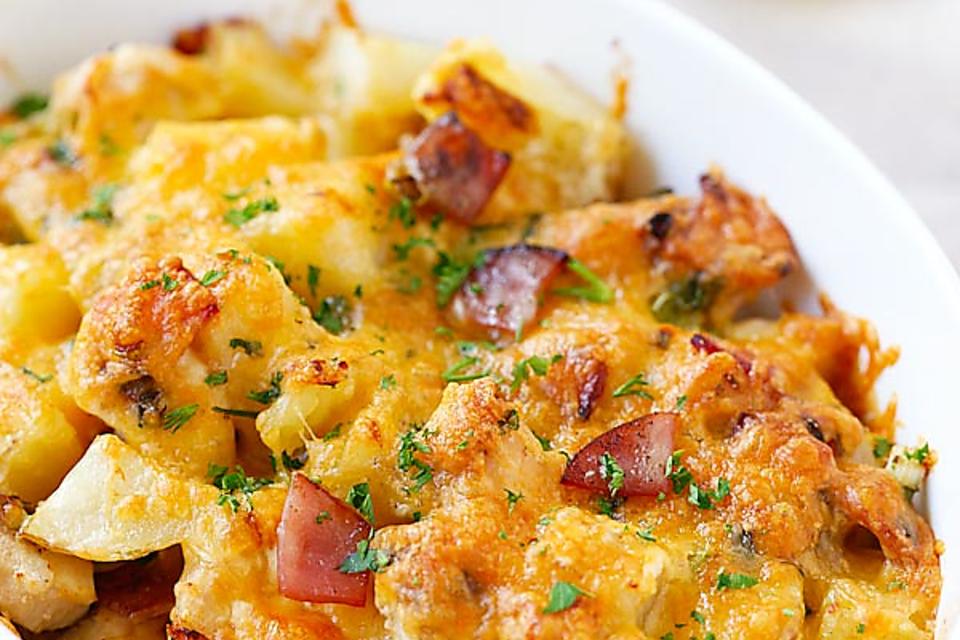 6-Ingredient Amish Cheesy Bacon & Potato Casserole Recipe Is Comfort Food In No Time