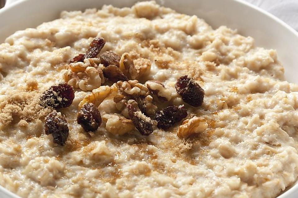 4-Ingredient Applesauce Oatmeal Recipe Is Food for the Soul