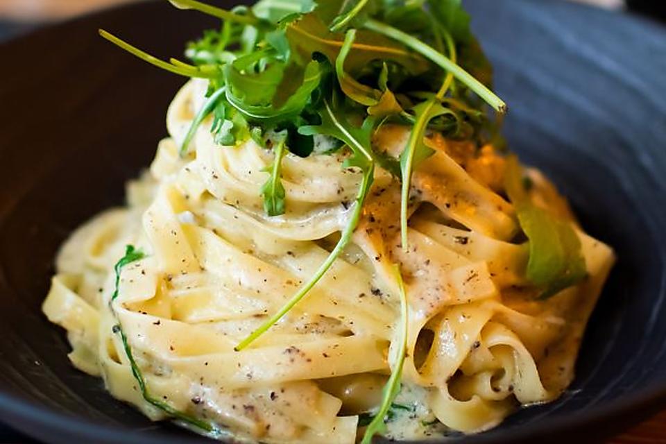 fettuccine carbonara plating