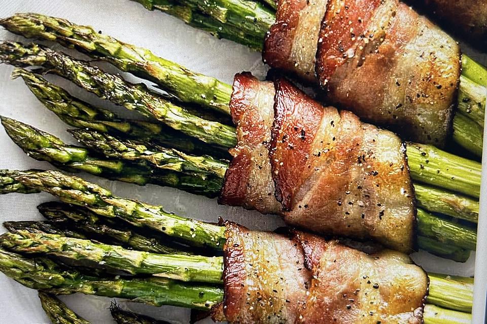 Easy 2-Ingredient Asparagus Bundles Recipe Is a Fun Thanksgiving Side Dish