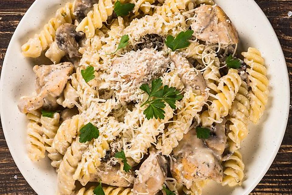 Creamy Chicken Mushroom Pasta Recipe: This Easy Pasta Recipe Cooks in One Pot