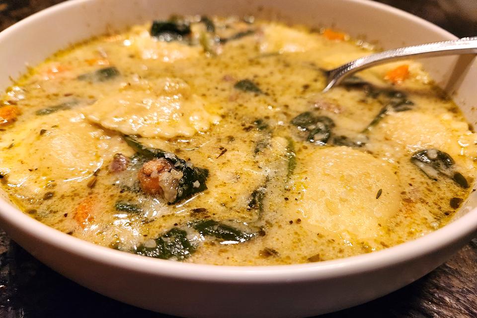 Creamy Ravioli Soup Recipe With Italian Sausage & Spinach (25 Minutes)
                

                

                 by Donna John