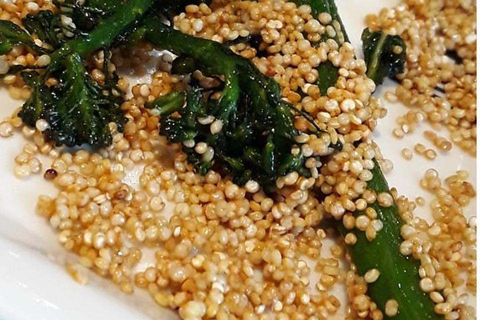 Crispy Quinoa Recipe: Sprinkle This Fiber- & Protein-Rich Baked Quinoa On Everything