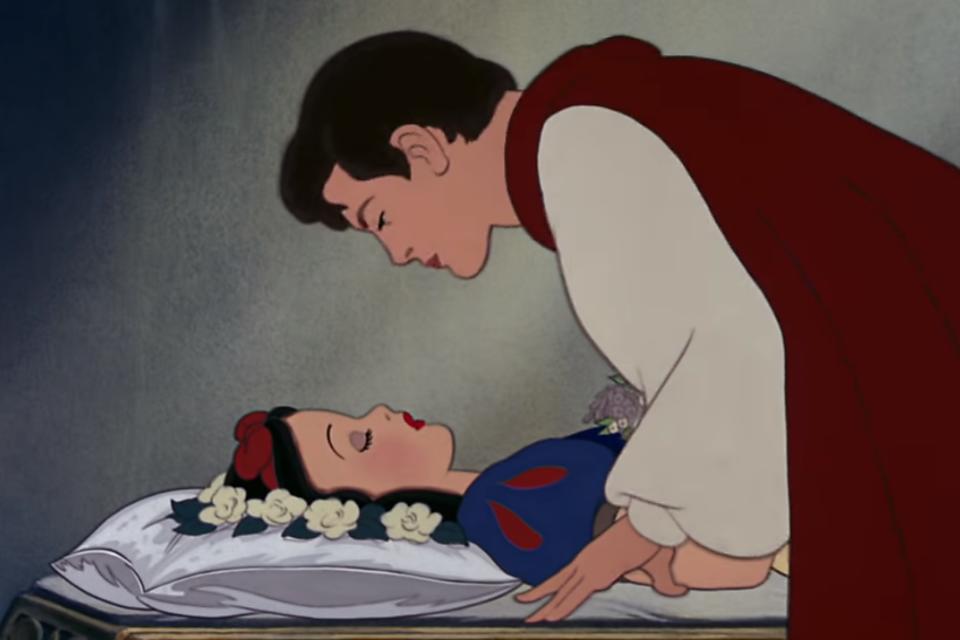 Does Snow White Send The Wrong Message To Kids Why The Disney Fairy Tale Is Being Attacked Opinion Video 30seconds Mom