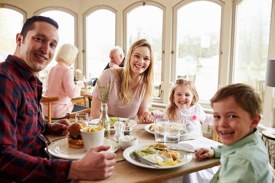 Eat Out at Restaurants With Small Kids & Enjoy It! Here's How!