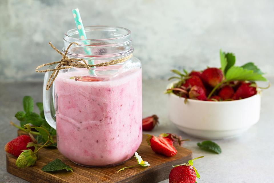 Healthy Strawberry Smoothie (4 Ingredients)