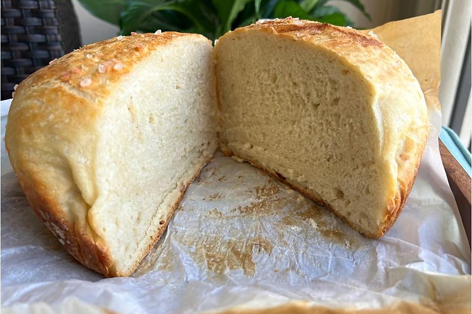 Dutch Oven Bread {only 4 ingredients & no kneading!}