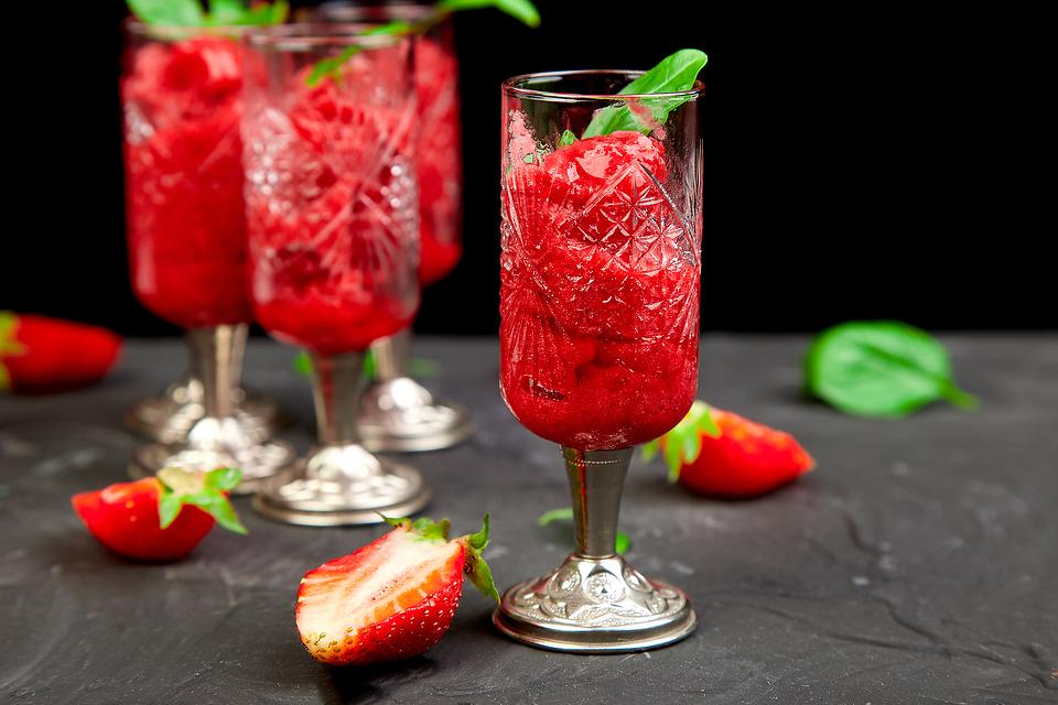 Frozen Strawberry Wine Frosé Slushie Recipe: This Strawberry Rosé Frosé Recipe Is Summer Sipping Perfection