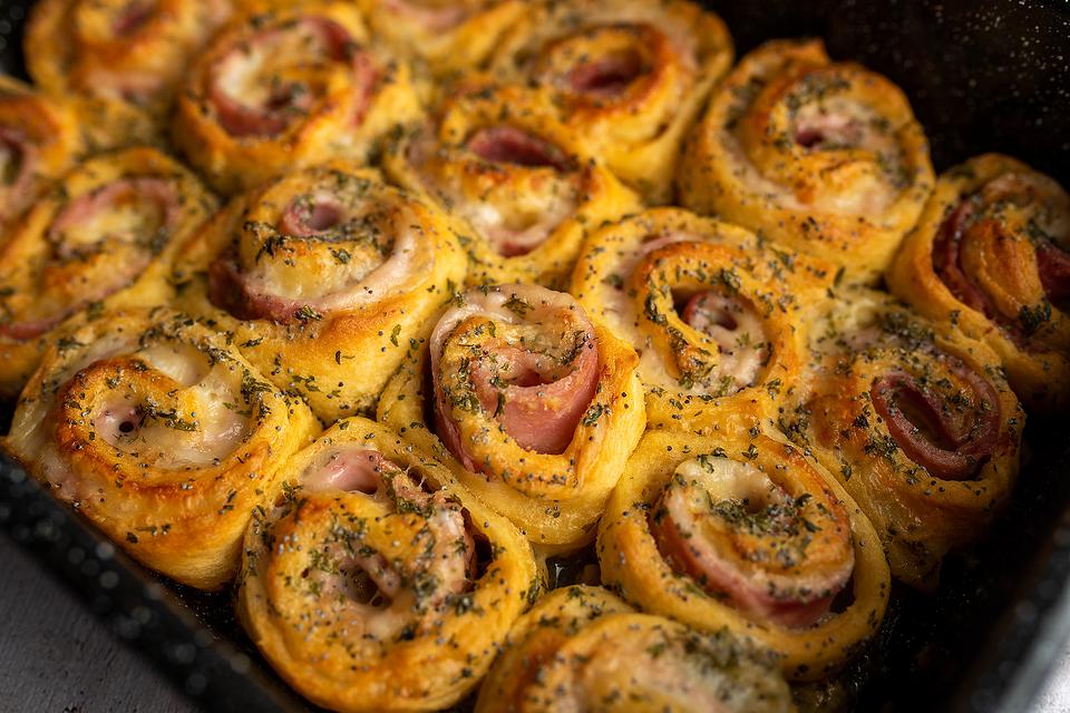 Easy Ham & Cheese Pinwheel Bread Recipe Is Absolutely Scrumptious