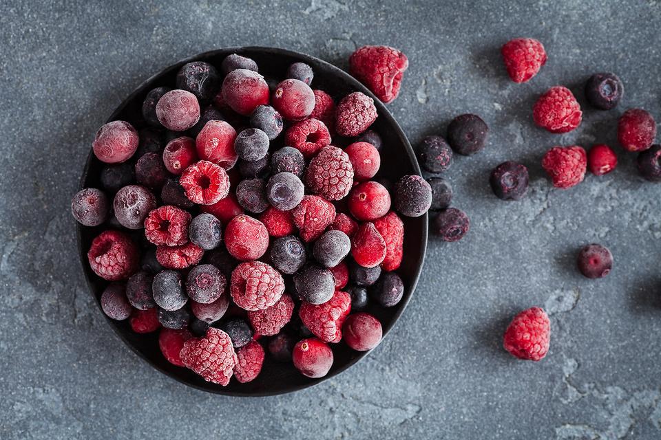 Frozen Berries: How to Flash Freeze Berries for a Healthy Snack!