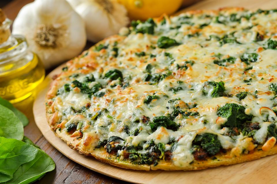 Roasted Garlic Spinach Pizza Recipe Is What to Serve This Weekend