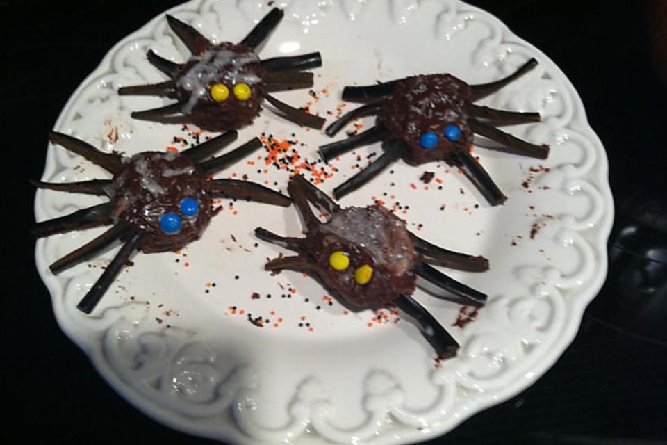 How to Make Spooky Spider Cookies With Your Kids for Halloween!