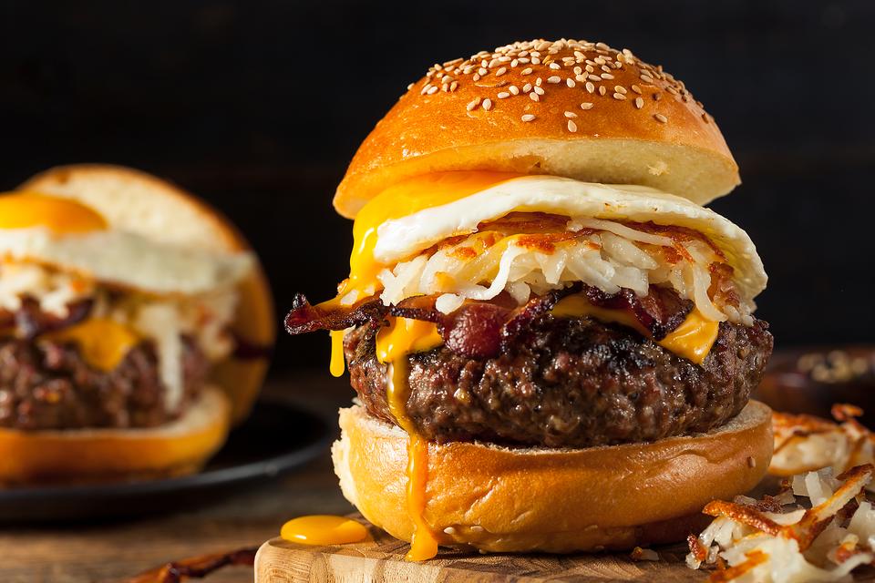 Easy Brunch Recipes: This Breakfast Cheeseburger With Bacon & Hash ...